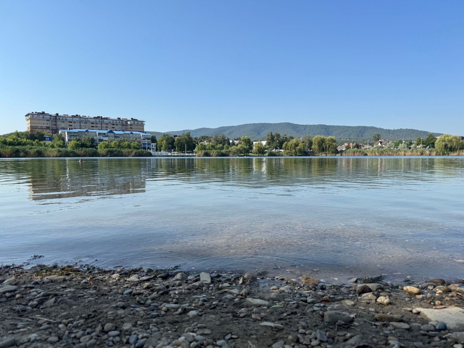 Озеро Круглое, городская застройка и предгорья с берега